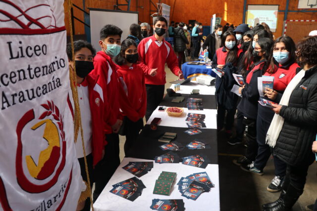 Escuela de Villarrica realiza exitosa primera “Feria de Enseñanza Media”
