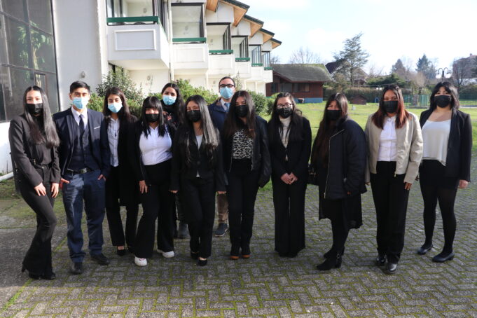 Liceanos de Villarrica mejoran el aprendizaje con seminario vinculado al turismo local