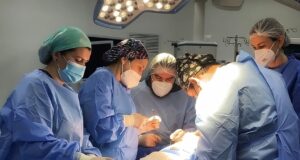 Complejo Asistencial Padre Las Casas realiza primera cirugía de masculinización torácica a paciente transgénero