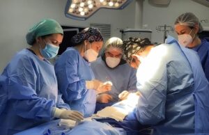 Complejo Asistencial Padre Las Casas realiza primera cirugía de masculinización torácica a paciente transgénero