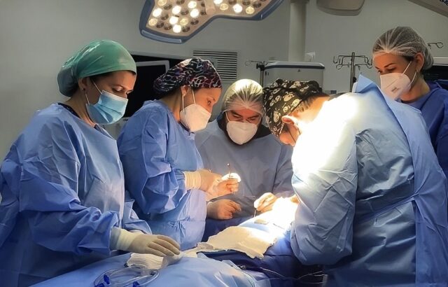 Complejo Asistencial Padre Las Casas realiza primera cirugía de masculinización torácica a paciente transgénero