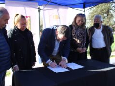 Gobernador Firma Mensaje Para Reposición de Plaza Los Héroes de Pitrufquén