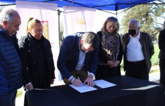 Gobernador Firma Mensaje Para Reposición de Plaza Los Héroes de Pitrufquén