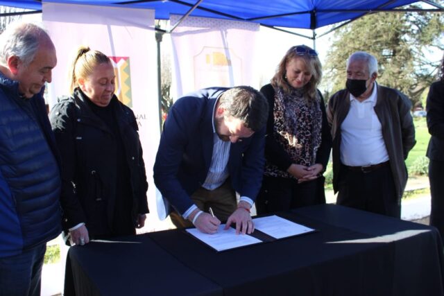 Gobernador Firma Mensaje Para Reposición de Plaza Los Héroes de Pitrufquén