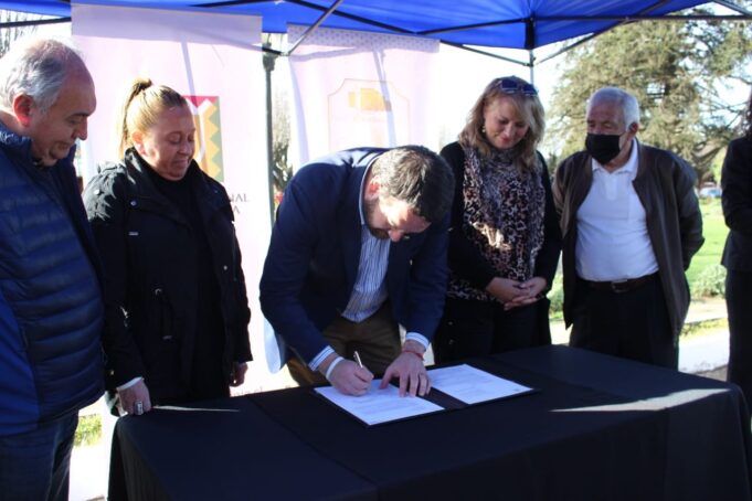 Gobernador Firma Mensaje Para Reposición de Plaza Los Héroes de Pitrufquén