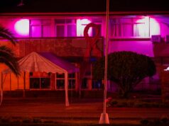 Municipalidad de Pitrufquén se ilumina de rosado por el día mundial contra el cáncer de mama