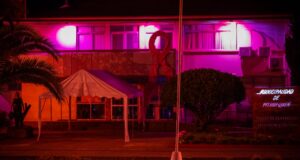 Municipalidad de Pitrufquén se ilumina de rosado por el día mundial contra el cáncer de mama