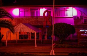 Municipalidad de Pitrufquén se ilumina de rosado por el día mundial contra el cáncer de mama