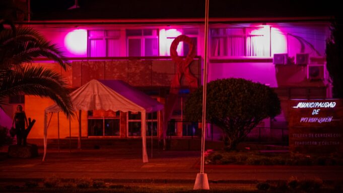 Municipalidad de Pitrufquén se ilumina de rosado por el día mundial contra el cáncer de mama