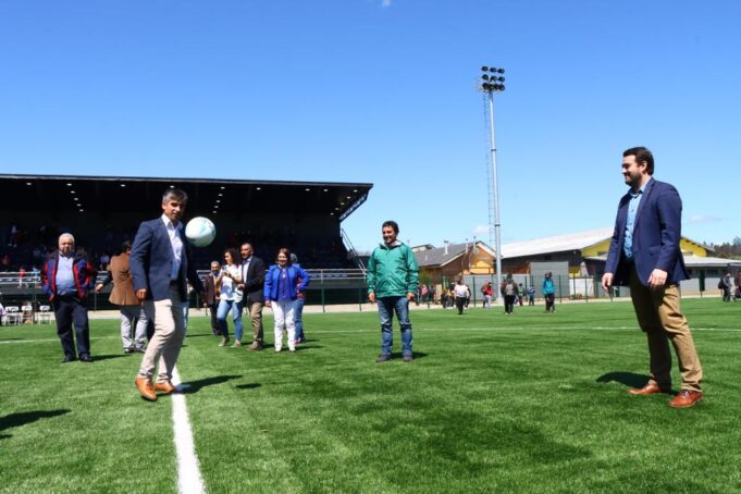 Gorbea: Lastarria cuenta con remodelado estadio municipal