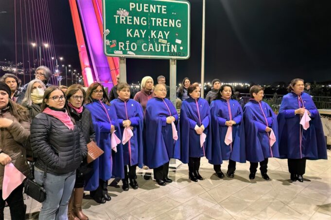 Con “100 Mujeres en puente Treng Treng – Kay Kay” Complejo Asistencial Padre Las Casas y agrupación Caminando por la Vida invitan a prevenir el cáncer de mama