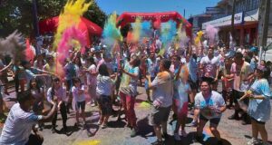 Masiva corrida familiar fue una fiesta de colores y alegría en Pitrufquén