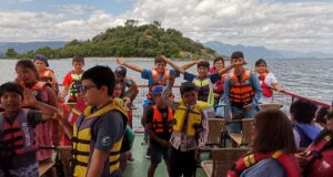 Paseos gratuitos en catamarán fueron el «regalo» a vecinos de Villarrica