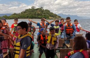 Paseos gratuitos en catamarán fueron el «regalo» a vecinos de Villarrica