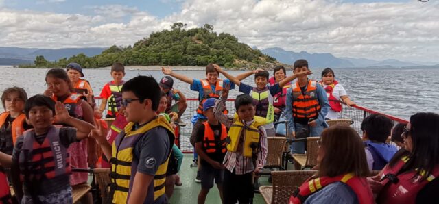 Paseos gratuitos en catamarán fueron el «regalo» a vecinos de Villarrica