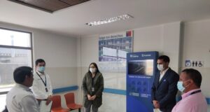 Frontel instaló en Hospital de Carahue tótem de carga de celulares