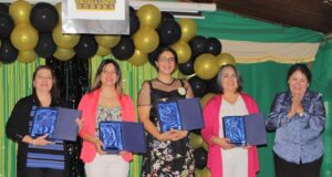 Escuela Cinco de Gorbea Entrega Reconocimiento a Estudiantes y Docentes Destacados