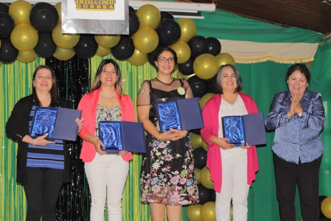 Escuela Cinco de Gorbea Entrega Reconocimiento a Estudiantes y Docentes Destacados