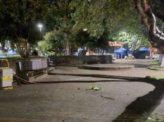Joven de Pitrufquén Sufre Fractura al Tropezar con Cables en la Plaza de Armas