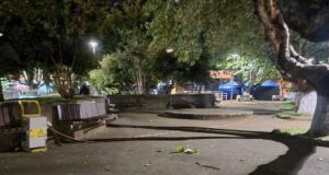 Joven de Pitrufquén Sufre Fractura al Tropezar con Cables en la Plaza de Armas
