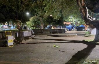 Joven de Pitrufquén Sufre Fractura al Tropezar con Cables en la Plaza de Armas