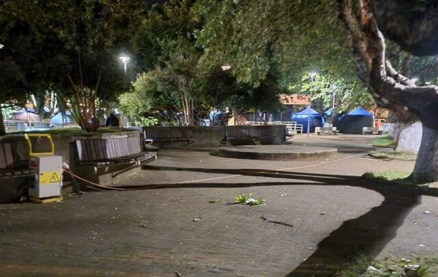 Joven de Pitrufquén Sufre Fractura al Tropezar con Cables en la Plaza de Armas
