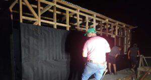 Voluntarios Levantan Viviendas Provisorias Para Familias Afectadas Por Incendios en Freire