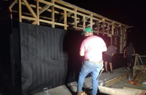 Voluntarios Levantan Viviendas Provisorias Para Familias Afectadas Por Incendios en Freire