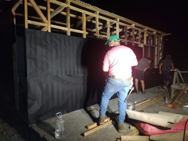 Voluntarios Levantan Viviendas Provisorias Para Familias Afectadas Por Incendios en Freire