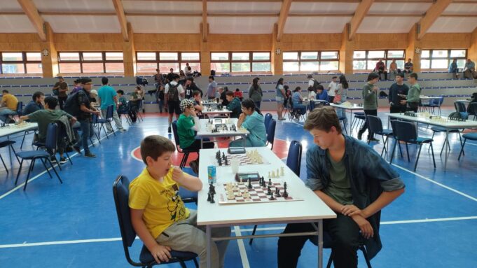 En Pitrufquén se Realizó Entretenida Jornada de Ajedrez con Cifra Récord de Participación