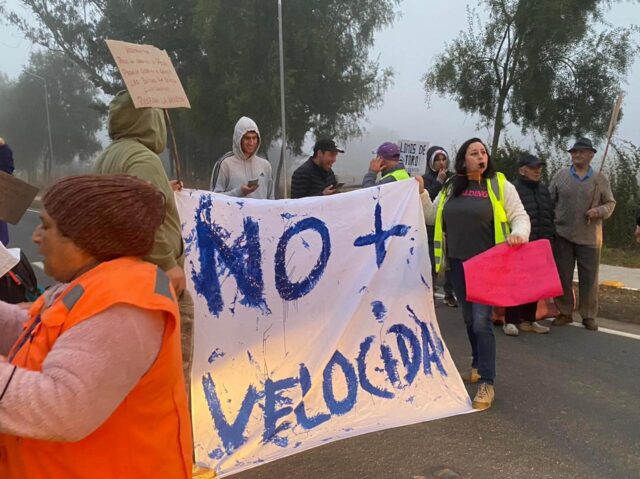 Vecinos de Villa Los Galpones se Toman la Ruta: Solicitan Presencia de Vialidad