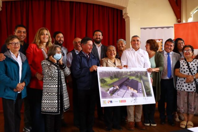 Gobernador Luciano Rivas Entrega Diseño Para la Construcción del Nuevo Establecimiento de Larga Estadía Para Adultos Mayores de Purén