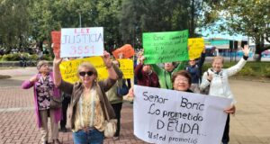 Profesores Jubilados de Pitrufquén se Manifiestan por Pago de la Deuda Histórica