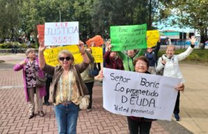Profesores Jubilados de Pitrufquén se Manifiestan por Pago de la Deuda Histórica