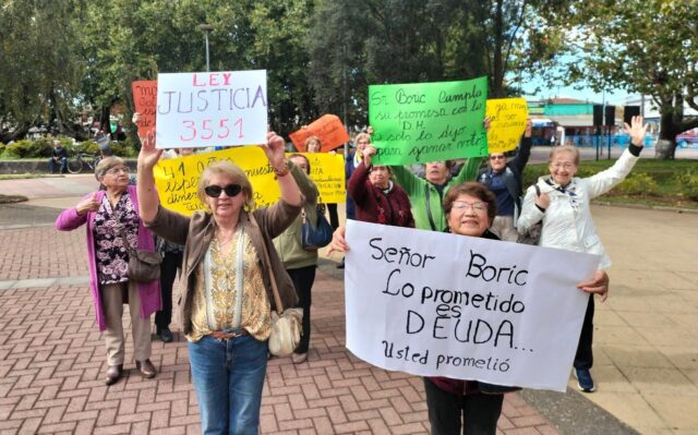 Profesores Jubilados de Pitrufquén se Manifiestan por Pago de la Deuda Histórica