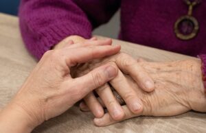 El 25.5% de las Adultas Mayores de la Región de La Araucanía Cumple Roles de Cuidado Informal de Otras Personas