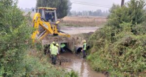 En Freire realizan limpieza de canal de pasada por la Población Villa El Bosque