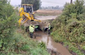 En Freire realizan limpieza de canal de pasada por la Población Villa El Bosque