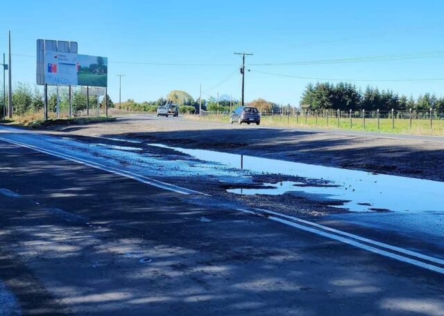 Baches y Escasa Iluminación en el Cruce Cunco Preocupa a Vecinos del Sector