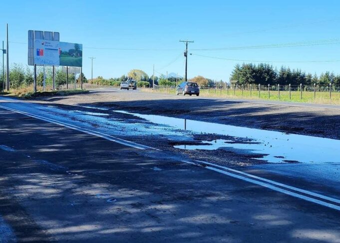 Baches y Escasa Iluminación en el Cruce Cunco Preocupa a Vecinos del Sector