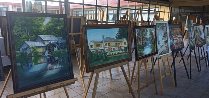 Pitrufquén: Colegio Leonardo Da Vinci School Expone Pinturas de Talentosa y Recordada ex Apoderada