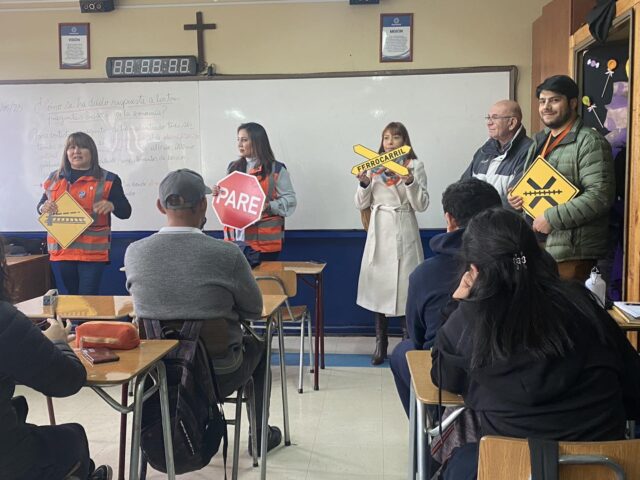 Municipio de Pitrufquén y EFE Iniciaron Charlas de Educación y Seguridad Ferroviaria en Colegios