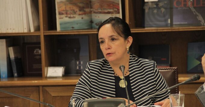 Senadora Aravena llama a los Ministerios de Salud y Educación a tomar medidas “urgentes”
