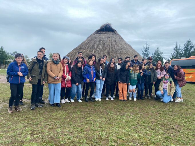 Estudiantes Extranjeros de Temuco Univerciudad Visitan Ruka Pedagógica de la Escuela Raluncoyan