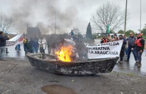Se manifestaron en la Ruta 5 Sur: Emprendedores y Boteros de la Cuenca del Toltén se Oponen a Resolución de la Subsecretaria de Pesca