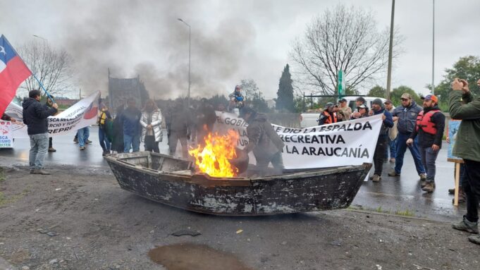 Se manifestaron en la Ruta 5 Sur: Emprendedores y Boteros de la Cuenca del Toltén se Oponen a Resolución de la Subsecretaria de Pesca