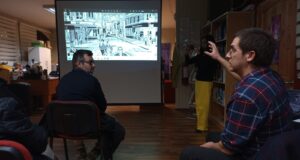 Artista Pitrufquenino Radicado en Australia Expuso sus Obras en la Biblioteca Municipal