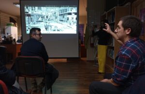 Artista Pitrufquenino Radicado en Australia Expuso sus Obras en la Biblioteca Municipal