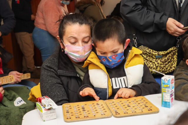 Niños de Segunda Faja Disfrutan de Bingos de Vacaciones Invernales en Villarrica