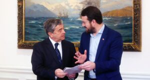 Gobernador Rivas Entrega Al Presidente Del Senado Resultados De Consulta Araucanía Para Víctimas Del Terrorismo